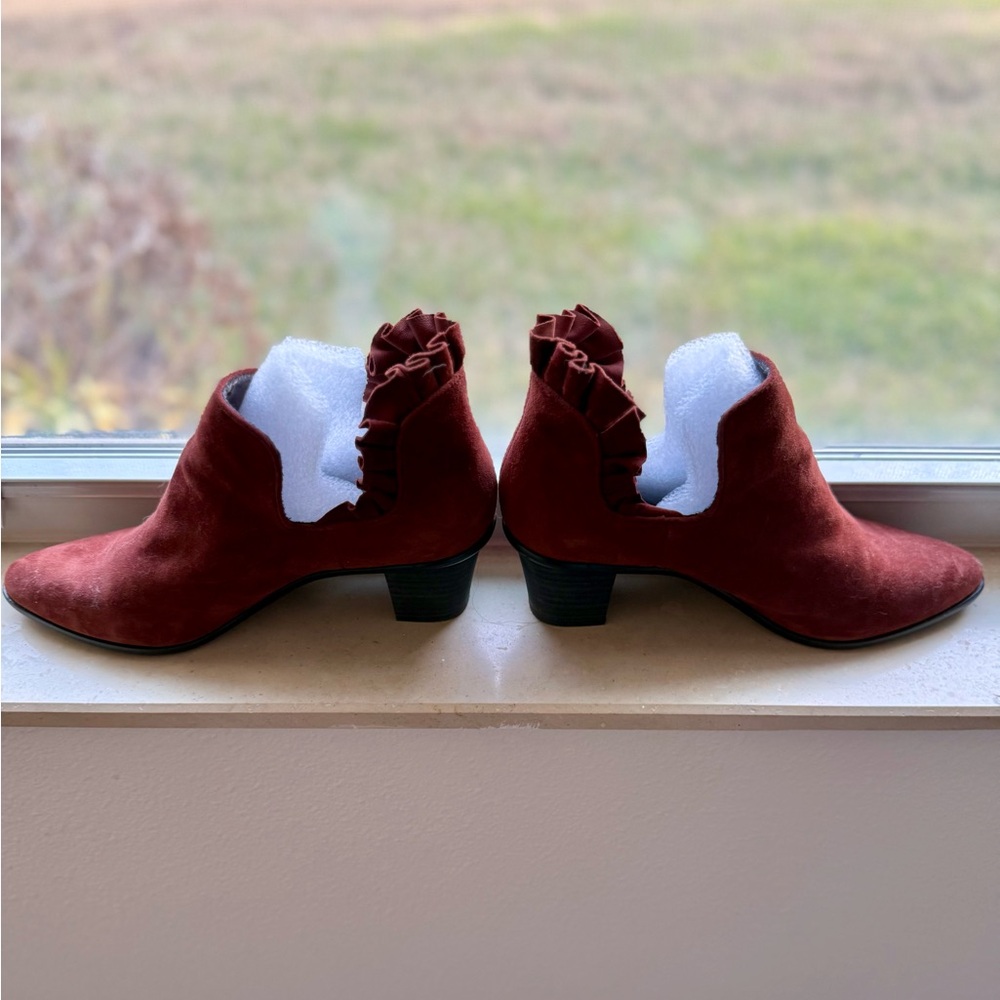 ❤️ Lori Goldstein burgundy, suede leather ankle booties. - Picture 2 of 9